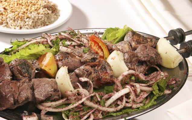 Picanha de cordeiro grelhada com tomate e cebola do Halim Picanha de cordeiro grelhada com tomate e cebola do Halim