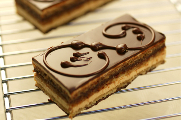 Na Pâtisserie Douce France: textura suave e camadas bem definidas de chocolate e creme de café Na Pâtisserie Douce France: textura suave e camadas bem definidas de chocolate e creme de café