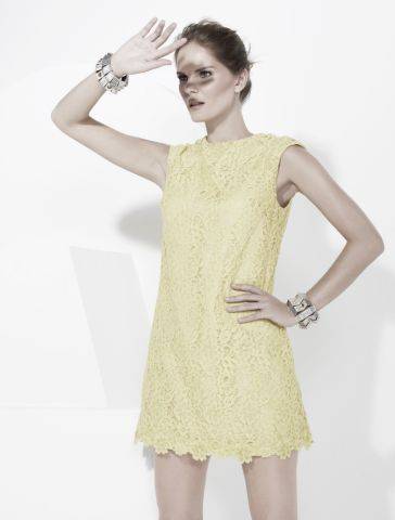 A renda ganha tons past&eacute;is e fl&uacute;or no ver&atilde;o. Vestido, R$ 2.980,00. Lu Monteiro, Avenida Rep&uacute;blica do L&iacute;bano, 2157, Moema, tel.: 5051-6118, www.lumonteiro.com.br.