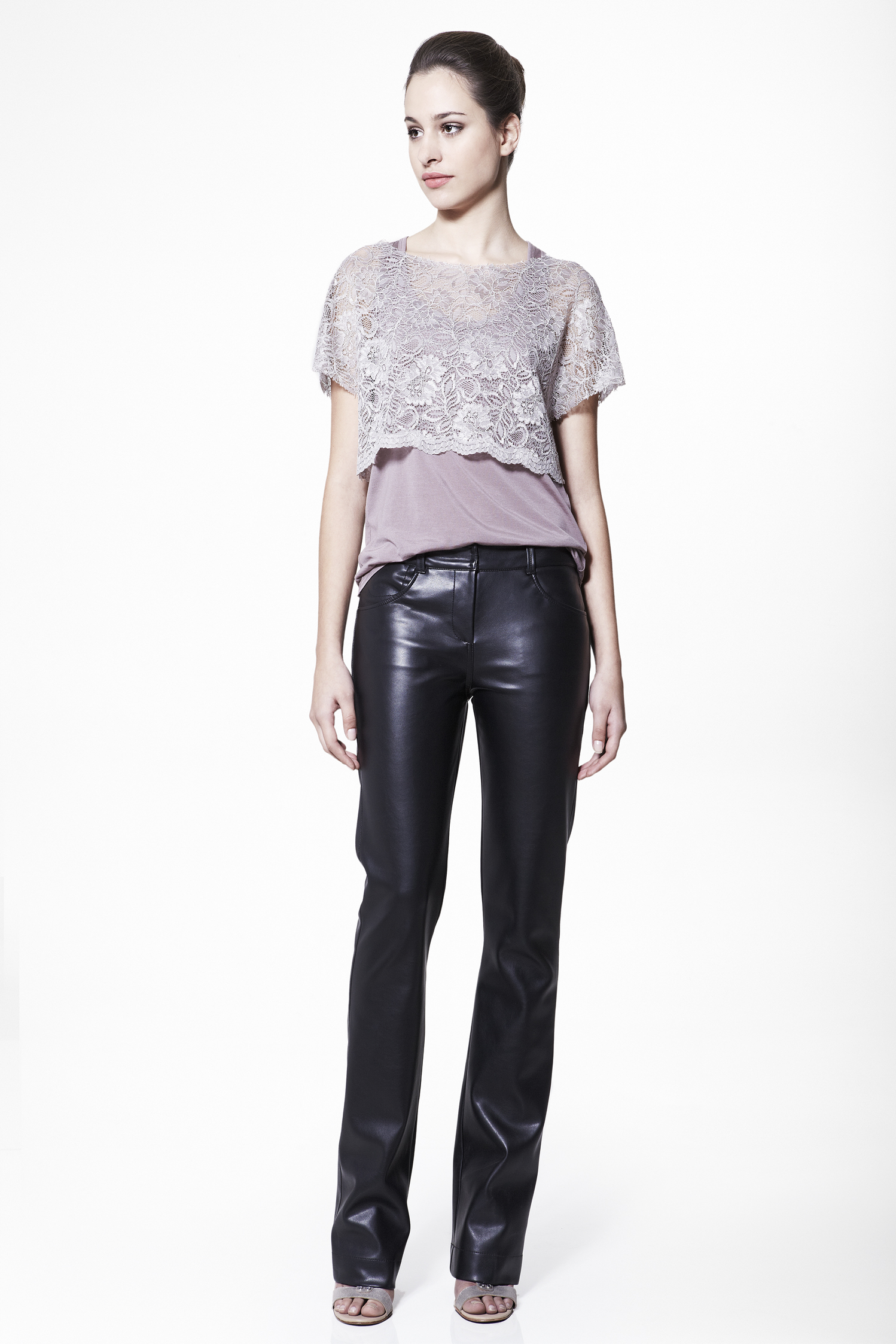 A leveza da renda &eacute; combinada ao couro. Blusa R$600,00 e cal&ccedil;a de couro fake R$315,00. Maria Garcia, Rua Oscar Freire, 1105, Jardim Paulistano, tel.: 3062-0140, www.mariagarcia.com.br.