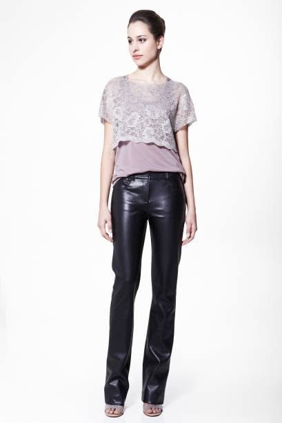 A leveza da renda &eacute; combinada ao couro. Blusa R$600,00 e cal&ccedil;a de couro fake R$315,00. Maria Garcia, Rua Oscar Freire, 1105, Jardim Paulistano, tel.: 3062-0140, www.mariagarcia.com.br.