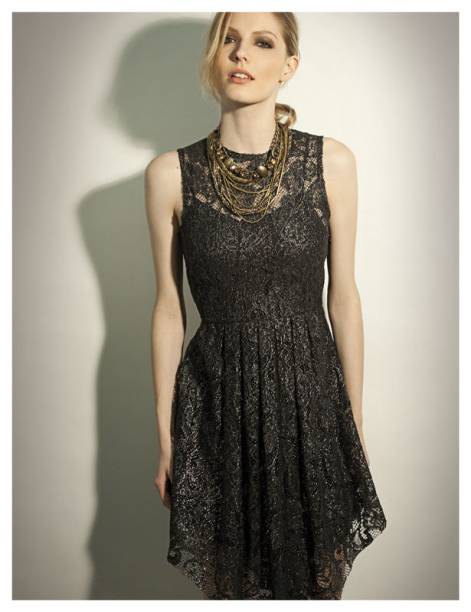 O cl&aacute;ssico revisto. Vestido, R$3.692,00, colar 1, R$1.018,00, colar 2, R$998,00. NK, Rua Sarandi, 34, Jardins, tel.: 3897-2600, www.nkstore.com.br.