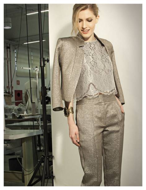 	O met&aacute;lico em sua vers&atilde;o para o trabalho. Blazer, R$2.692,00, blusa, R$1.892,00, cal&ccedil;a, R$1.520,00 e bracelete, R$868,00. NK, Rua Sarandi, 34, Jardins, tel.: 3897-2600, www.nkstore.com.br.