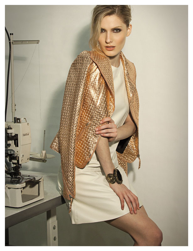	Mais met&aacute;lico em produ&ccedil;&otilde;es para o dia. Jaqueta, R$3.998,00, vestido, R$2.898,00 e bracelete, R$868,00. NK, Rua Sarandi, 34, Jardins, tel.: 3897-2600, www.nkstore.com.br.