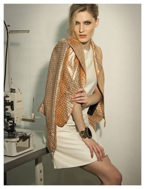 	Mais met&aacute;lico em produ&ccedil;&otilde;es para o dia. Jaqueta, R$3.998,00, vestido, R$2.898,00 e bracelete, R$868,00. NK, Rua Sarandi, 34, Jardins, tel.: 3897-2600, www.nkstore.com.br.