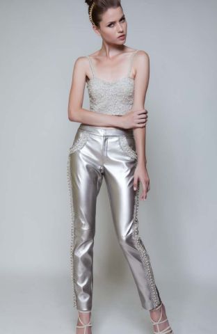 O couro e o met&aacute;lico, duas tend&ecirc;ncias do ver&atilde;o, est&atilde;o combinados nesse look. Top, R$1.745,00 e cal&ccedil;a R$2.495,00. Pat Bo, Rua Bela Cintra, 1951, Jardins, tel.: 3062-5020, www.patbo.com.br.