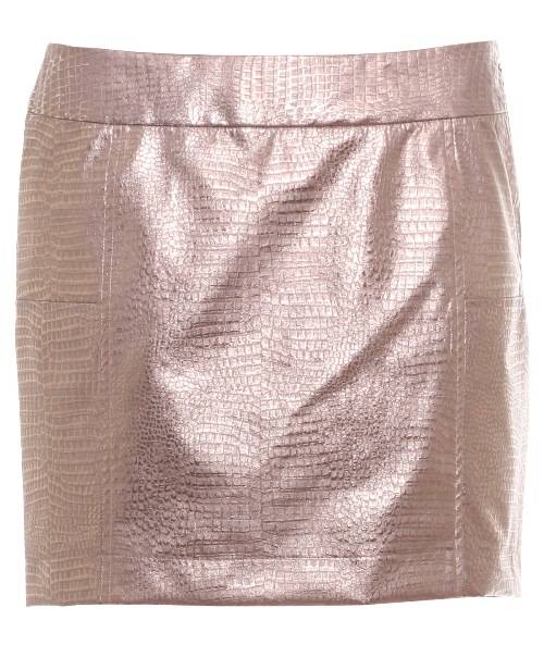 O metalizado aparece tanto em pe&ccedil;as para o dia como para a noite. Saia R$198,00. Shoulder, Rua Oscar Freire, 819, Jardim Paulista, tel.:3086-4744, www.shoulder.com.br.