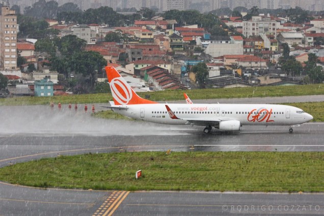 Avi&atilde;o pousando na chuva, por Rodrigo Cozzato