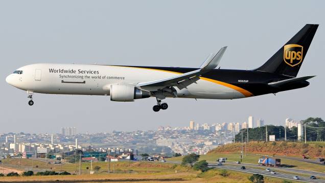 Sobrevoo de avião cargueiro no aeroporto de Viracopos, em Campinas Sobrevoo de avião cargueiro no aeroporto de Viracopos, em Campinas