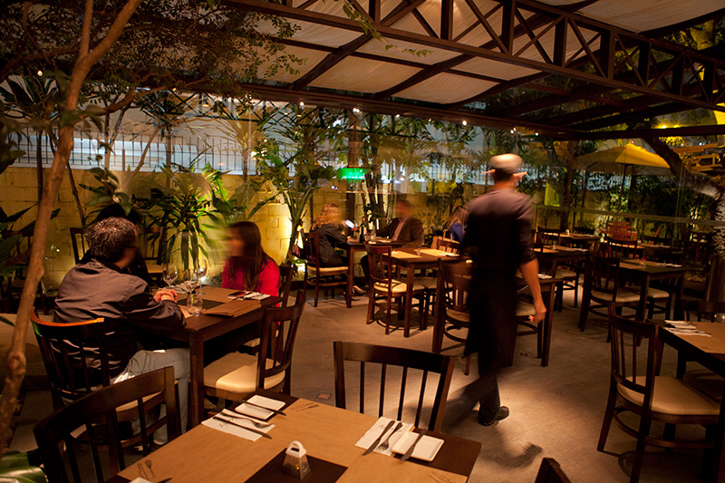 Ecully: mesas em um quintal Ecully: mesas em um quintal