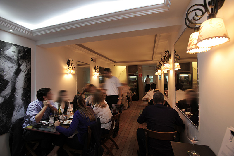 Oui: o salão do restaurante francês Oui: o salão do restaurante francês