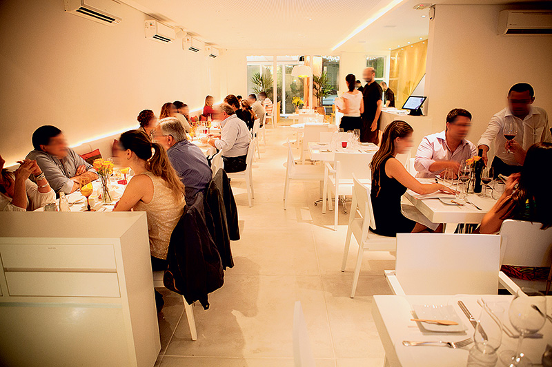 Mimo: ambiente com paredes e móveis brancos Mimo: ambiente com paredes e móveis brancos