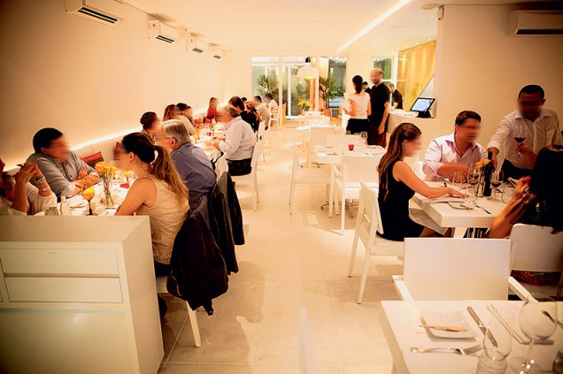 Mimo: ambiente com paredes e m&oacute;veis brancos