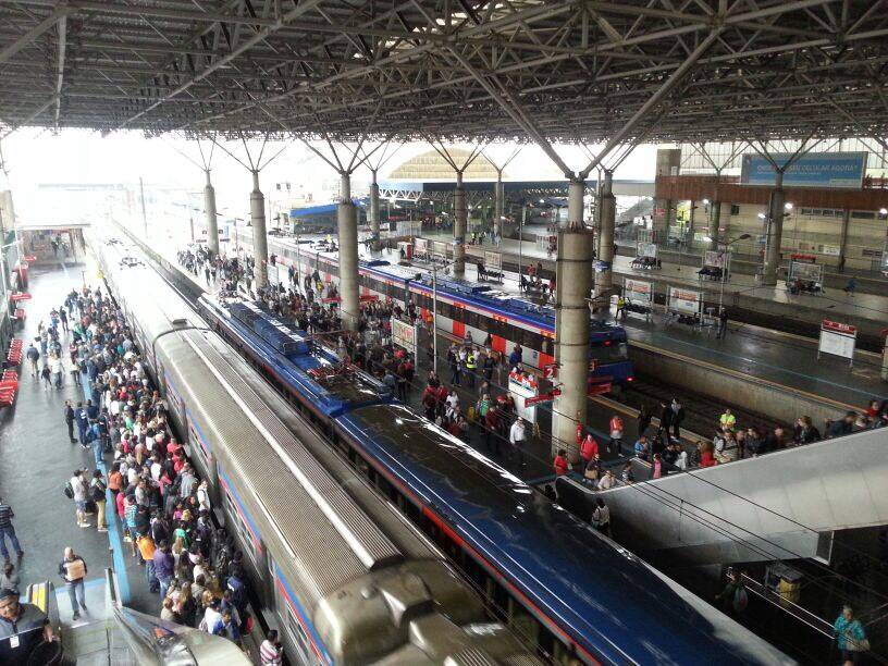 Acidente em escada rolante na estação Brás da CPTM deixa 13 feridos