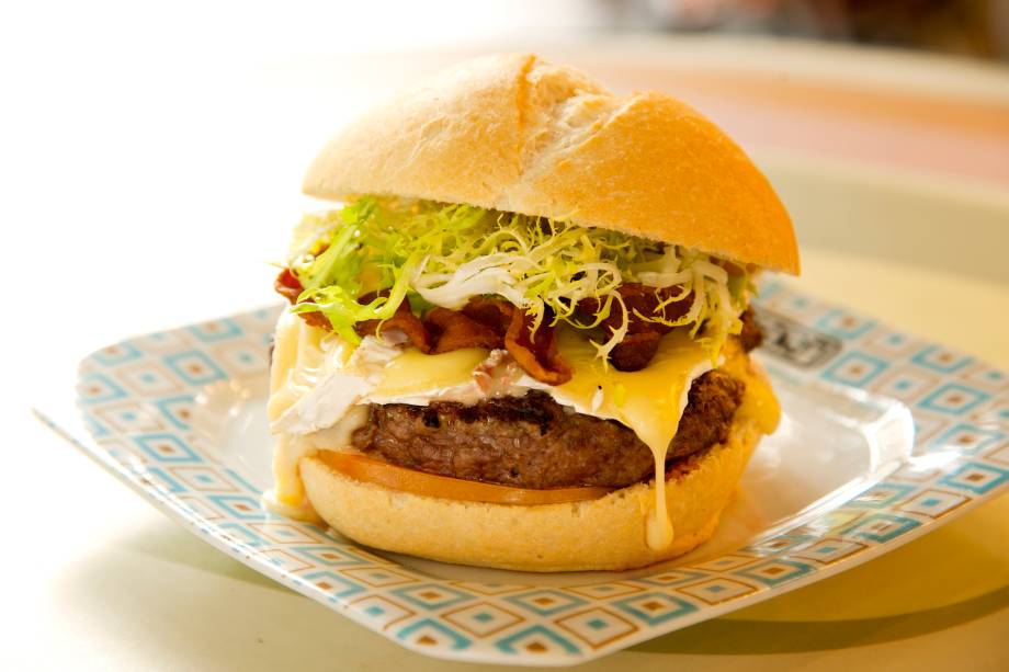 Hamb&uacute;rguer leblon: composto de queijo camembert, bacon, tomate e alface fris&eacute;e