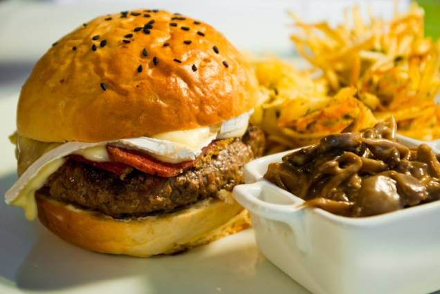 AK burger, do AK Vila: com queijo brie, pastrami, cogumelos e cebola grelhados AK burger, do AK Vila: com queijo brie, pastrami, cogumelos e cebola grelhados