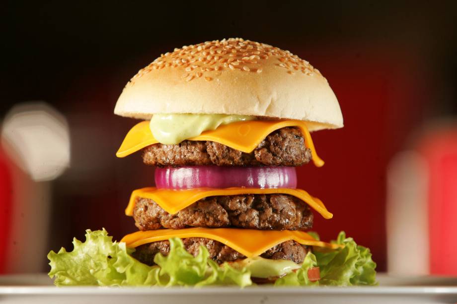 Lanches gigantes na Wells: o triple burger equilibra três hambúrgueres de 100 gramas Lanches gigantes na Wells: o triple burger equilibra três hambúrgueres de 100 gramas