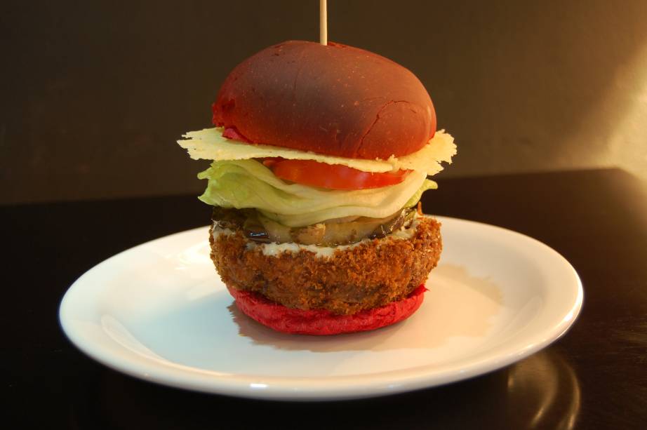 Op&ccedil;&atilde;o vegetariana da Hamburgueria 162: p&atilde;o de beterraba, hamb&uacute;rguer artesanal de ab&oacute;bora, coalhada seca temperada, legumes grelhados, disco crocante de parmes&atilde;o e salada