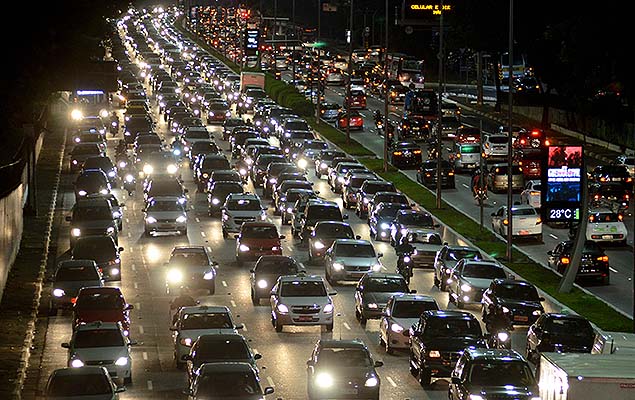 Trânsito no horário de pico da tarde cai 16,6%, diz CET