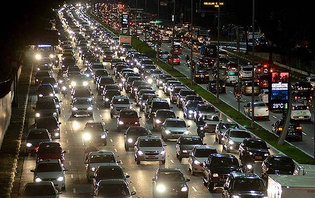 Trânsito no horário de pico da tarde cai 16,6%, diz CET