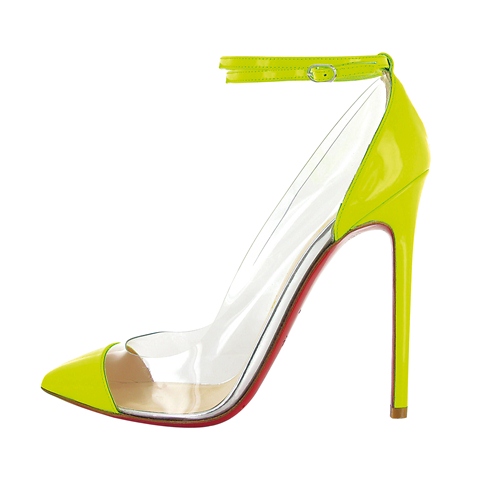 Sapato<em> Un Bout</em> em vinil com detalhes em verniz (esgotado). Christian Louboutin, Shopping Iguatemi, tel.: 3032-0233, www.christianlouboutin.com.