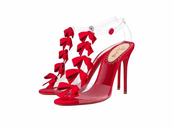 	Sand&aacute;lias em vinil com la&ccedil;os em couro modelo <em>Bow Bow Bow</em>, da <em>Capsule Collection</em>, R$3 580. Christian Louboutin, Shopping Iguatemi, tel.: 3032-0233, www.christianlouboutin.com.