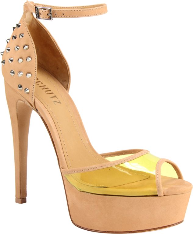 Sand&aacute;lia com detalhe em vinil amarelo e spikes, R$ 330,00. Schutz, Rua Oscar Freire, 944, Jardim Paulista, tel.: 4508-1499, www.schutz.com.br