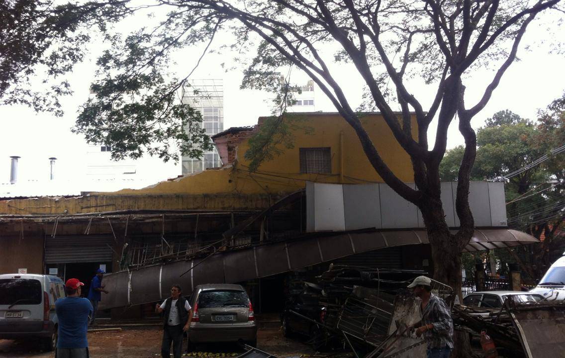 Fachada da Padaria Real, atingida pela chuva