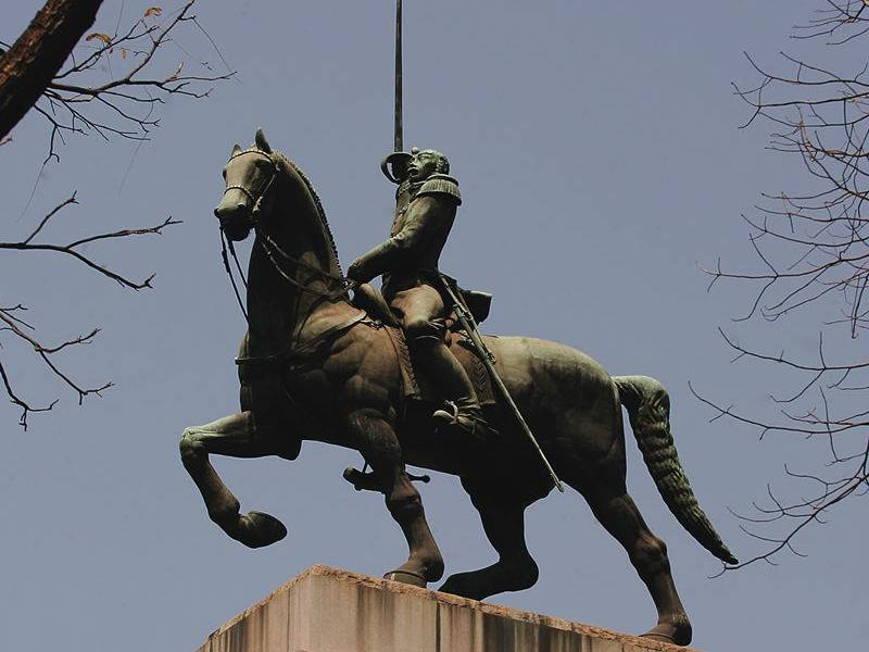 Fundação quer restaurar a estátua do Duque de Caxias