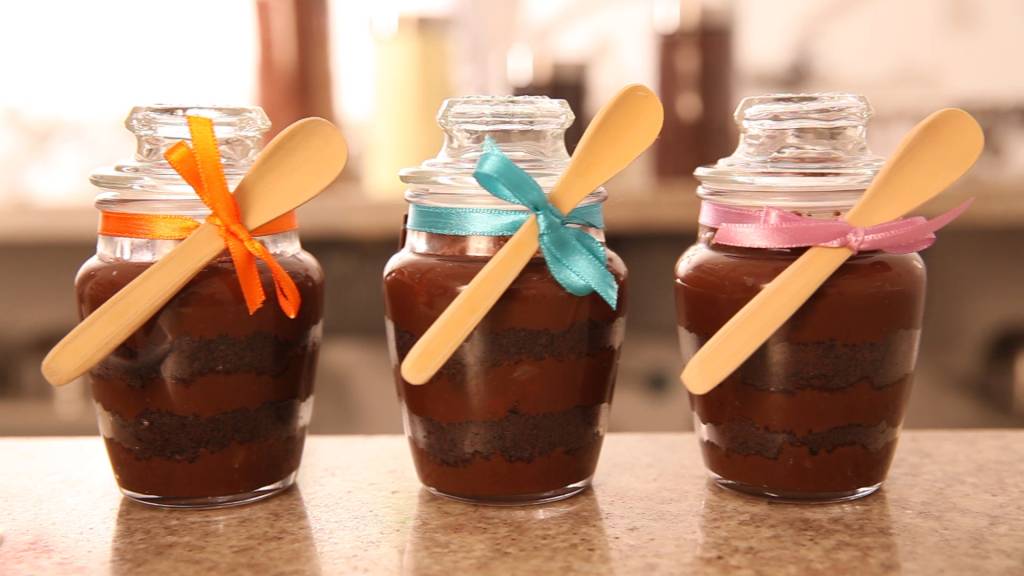 Aprenda a fazer o doce de brigadeiro e bolo de chocolate no potinho