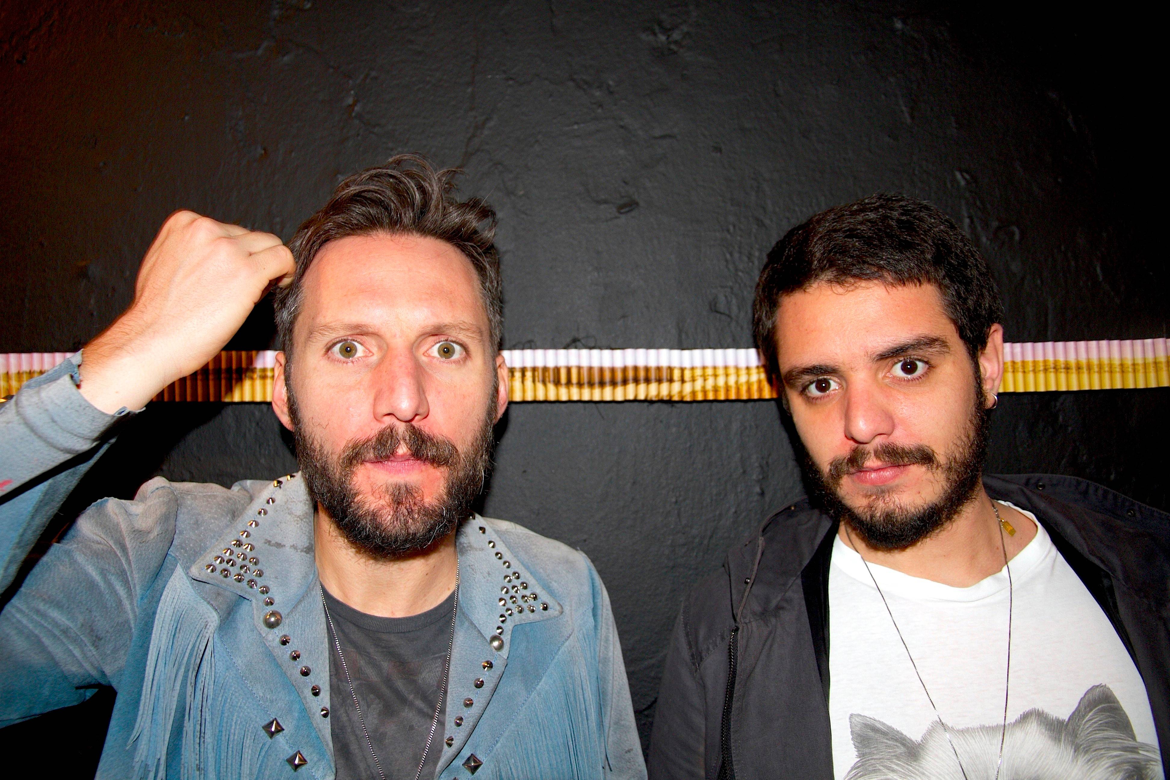 Aposta do eletro rock, dupla Aldo relembra noitadas com tio doidão