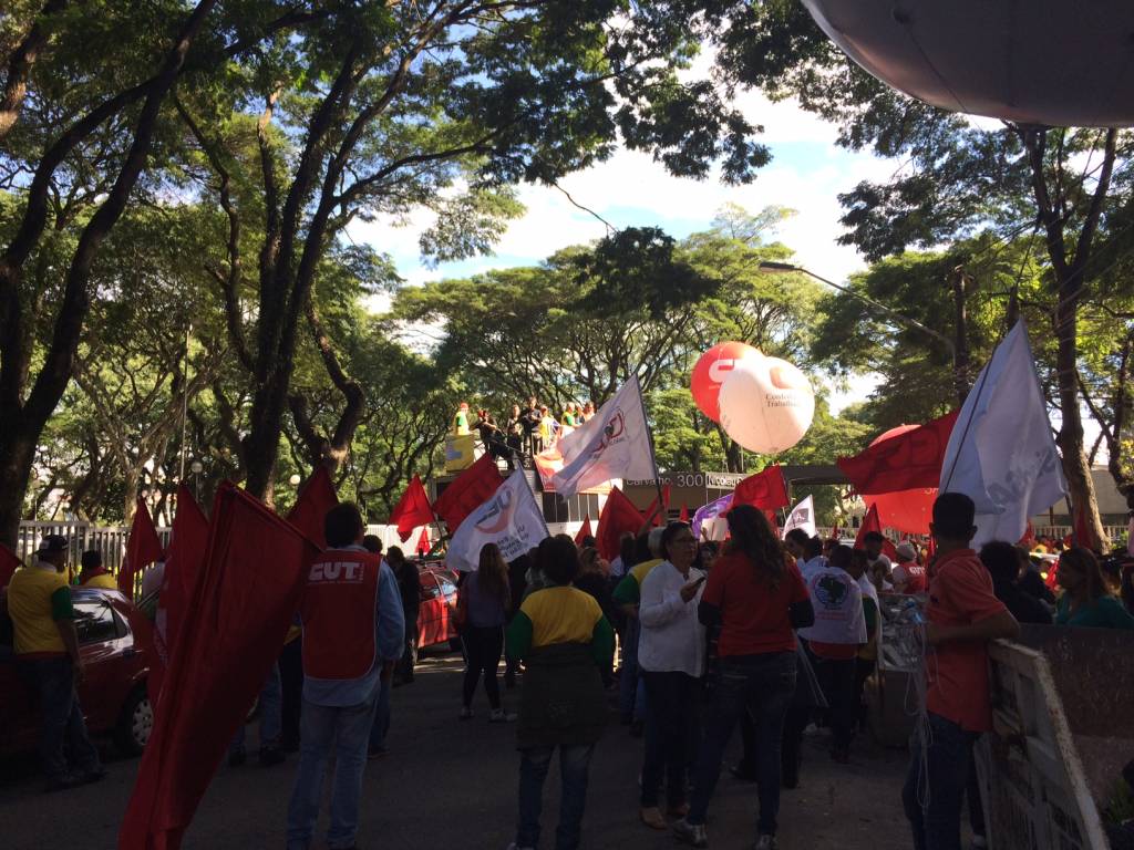 Centrais sindicais protestam em frente à Sabesp contra o governo Alckmin