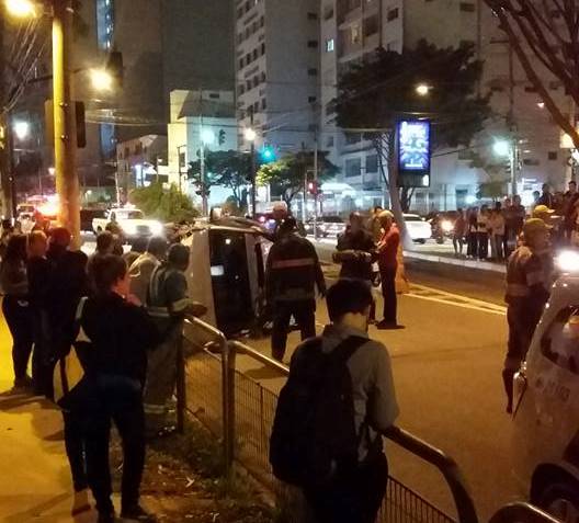 Homem capota carro após assalto em avenida na Mooca