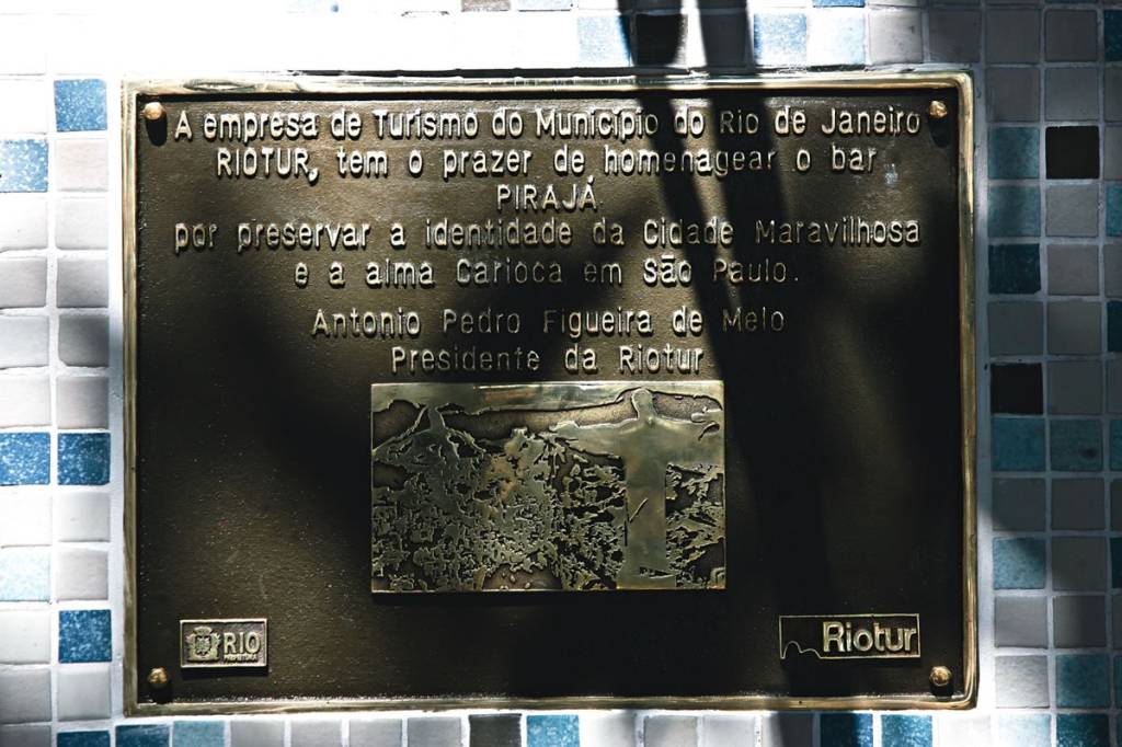 Bar Pirajá recebe placa que atesta o seu espírito carioca