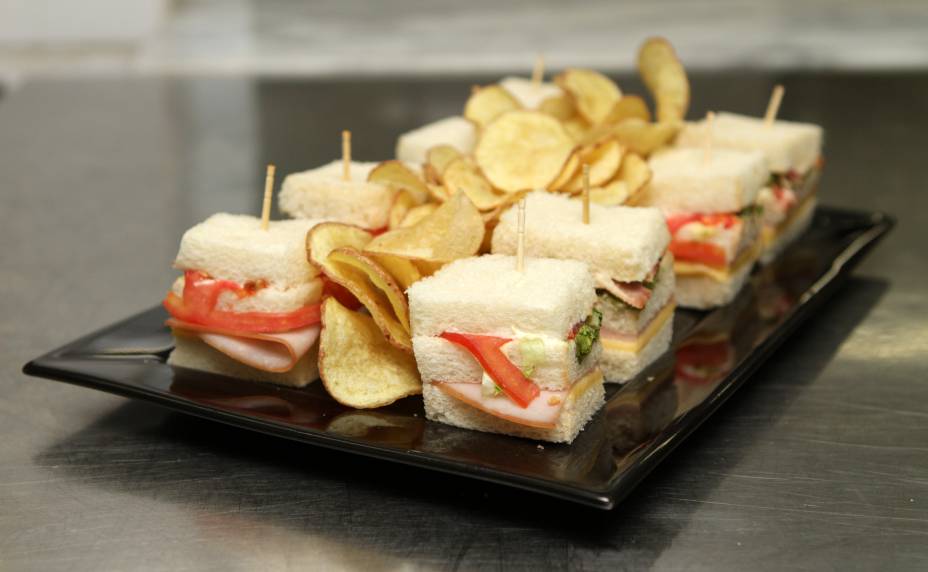 Club sanduíche, oito bocaditos de pão de forma, servido no HSBC Brasil (R$ 38,00) Club sanduíche, oito bocaditos de pão de forma, servido no HSBC Brasil (R$ 38,00)