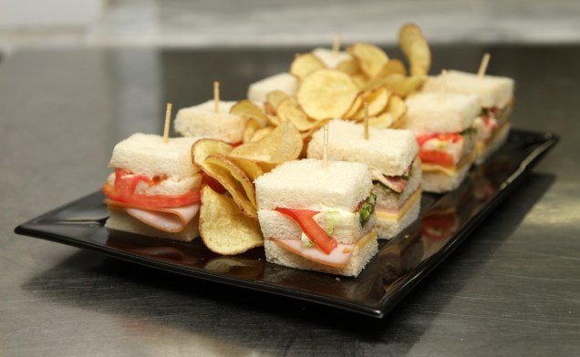 	Club sandu&iacute;che, oito bocaditos de p&atilde;o de forma, servido no HSBC Brasil (R$ 38,00)