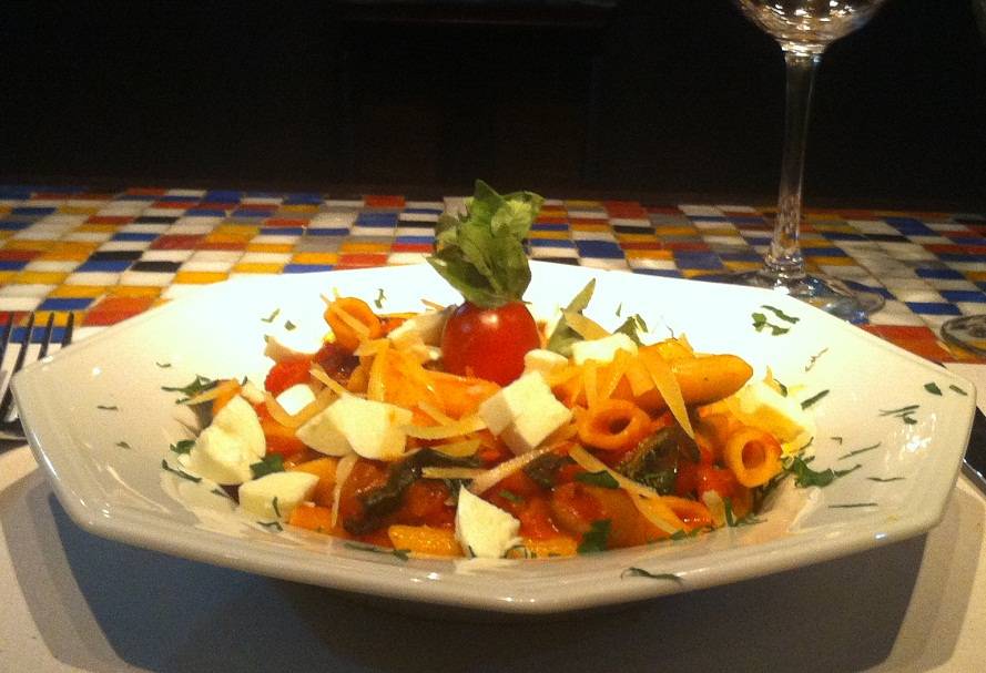 	O penne mediterr&acirc;neo do Tom Jazz, tamb&eacute;m servido no prato (R$ 36,00)