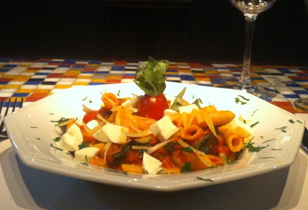 	O penne mediterr&acirc;neo do Tom Jazz, tamb&eacute;m servido no prato (R$ 36,00)