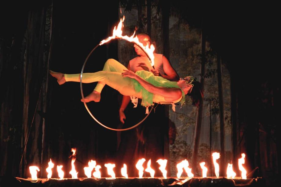 em>Quyrey, Uma Aventura na Selva:</em> ilusionismo com Rodrigo Marinho e sua assistente em>Quyrey, Uma Aventura na Selva:</em> ilusionismo com Rodrigo Marinho e sua assistente