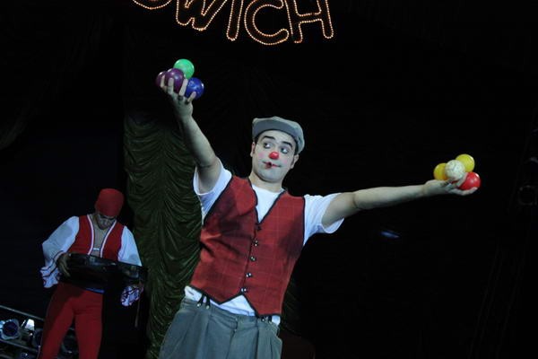 No espetáculo, palhaços interagem com a plateia No espetáculo, palhaços interagem com a plateia