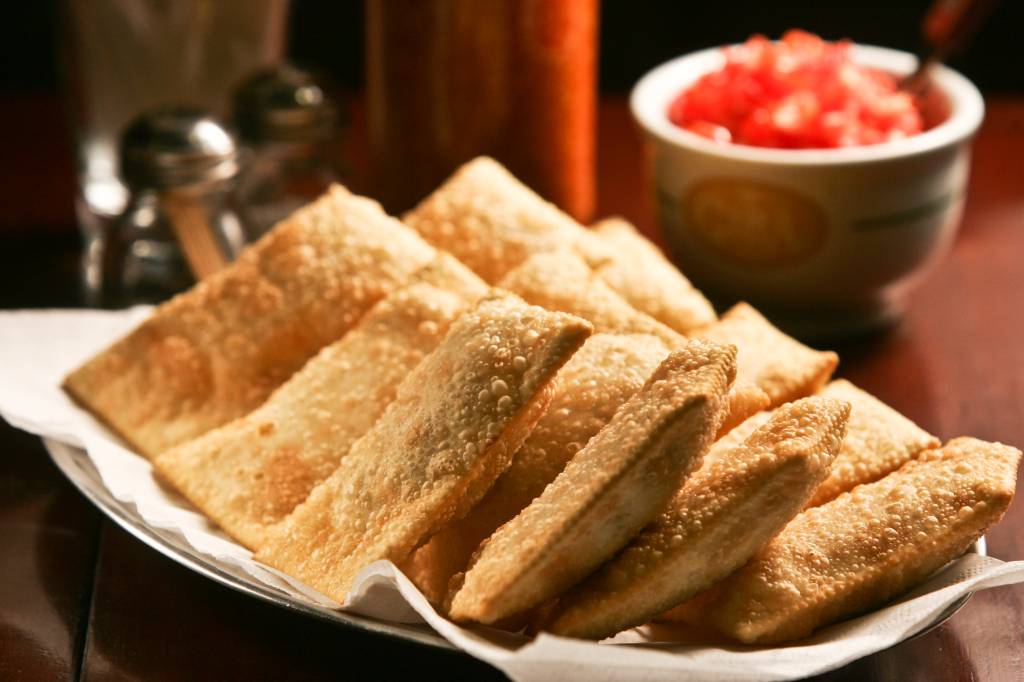 Pastéis arrasadores estrelam o cardápio de bares