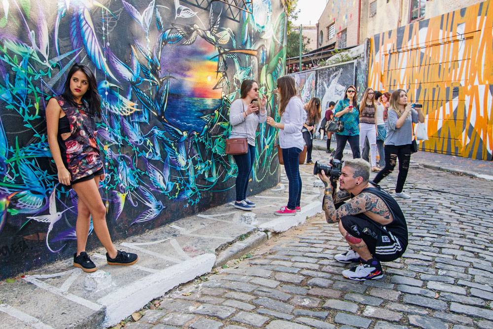Beco do Batman ganha nova iluminação e atrai negócios para a região