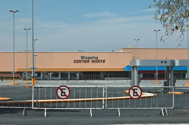 Os pr&eacute;dios do Shopping Center Norte, do Expo Center Norte, Novotel e Conjunto Habitacional Cingapura, todos na regi&atilde;o de Santana, na zona norte, foram constru&iacute;dos em &aacute;reas contaminadas ou com suspeita de contamina&ccedil;&atilde;o por g&aacute;s metano. O shopping chegou a ser interditado em 2011 pelo ent&atilde;o prefeito Gilberto Kassab.&nbsp;