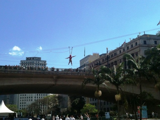 	Tirolesa em frente ao Shopping da Luz na Virada Esportiva: bela vista do centro de S&atilde;o Paulo