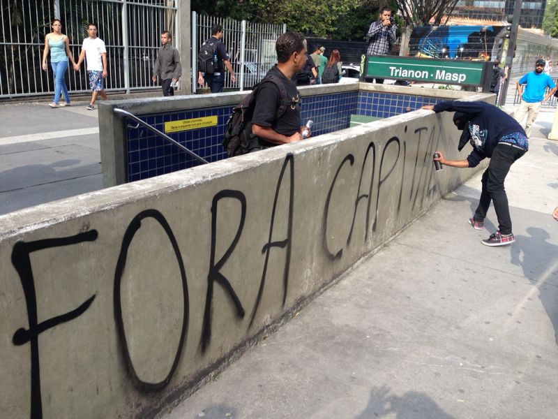 	Manifestante picha entrada do metr&ocirc; na Paulista
