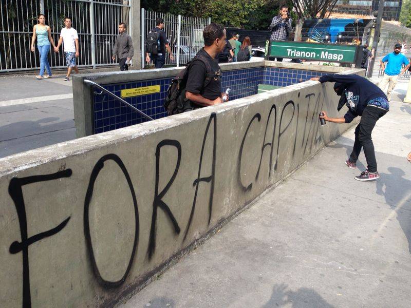 	Manifestante picha entrada do metr&ocirc; na Paulista