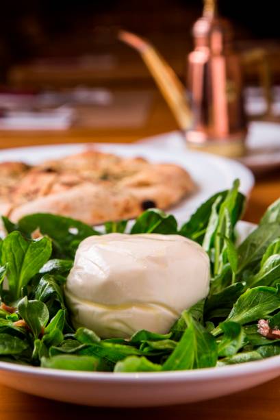 Da lista de entradas, fique com a ótima burrata com aliche e creme de escarola na companhia de focaccia Da lista de entradas, fique com a ótima burrata com aliche e creme de escarola na companhia de focaccia