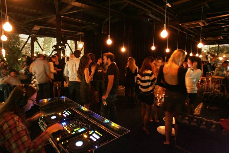 Na agitada pistinha do último piso, DJs tocam pop e eletrônico de quinta a sábado Na agitada pistinha do último piso, DJs tocam pop e eletrônico de quinta a sábado