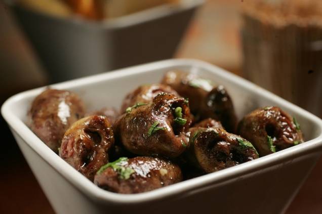 A porção de macios coraçõezinhos de frango tem sabor de quero mais A porção de macios coraçõezinhos de frango tem sabor de quero mais