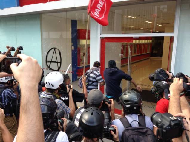	Manifestantes mascarados picham e quebram vidra&ccedil;a de ag&ecirc;ncia banc&aacute;ria na Avenida Paulista neste s&aacute;bado (7)